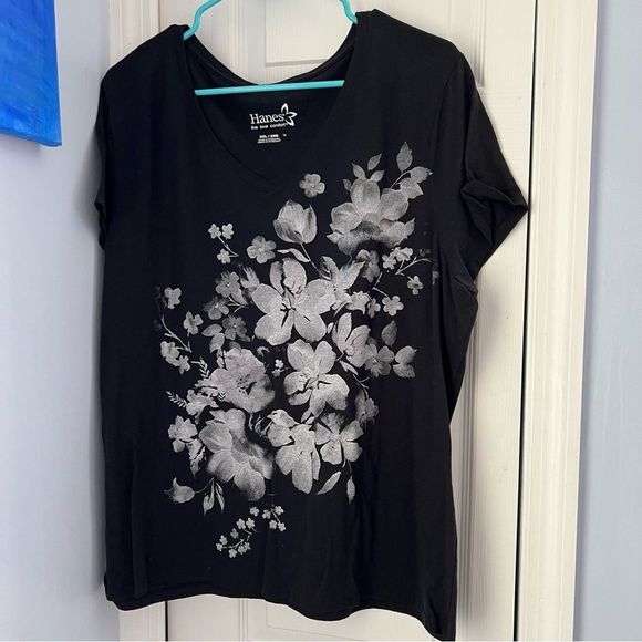 Hanes Tops - Black and White XXL floral T-shirt